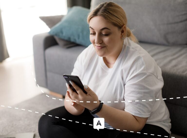 Une jeune femme en surpoids compare en ligne sa mutuelle sa santé