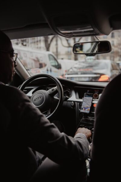 homme assuré au volant de son véhicule