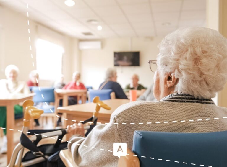 Seniors réunis dans le réfectoire d'une maison de retraite