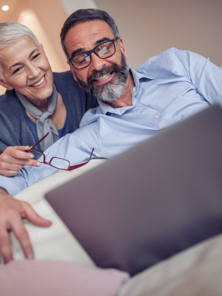 Couple sexagénaire recherchant une mutuelle en ligne Couple sexagénaire recherchant une mutuelle en ligne